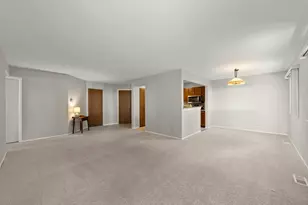 252 Shoreline Cir, Schaumburg, IL 60194 - Photo 5