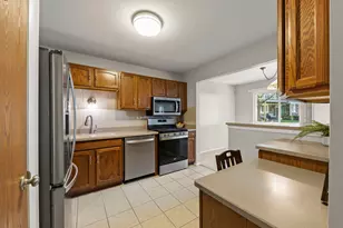 252 Shoreline Cir, Schaumburg, IL 60194 - Photo 11