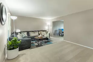 520 Highland Grove Dr, Buffalo Grove, IL 60089 - Photo 3