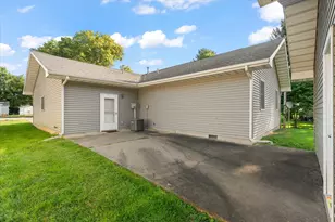 915 E Grant St, Monticello, IL 61856 - Photo 27