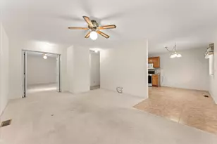 915 E Grant St, Monticello, IL 61856 - Photo 5