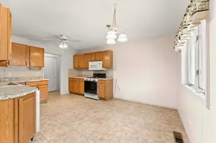 915 E Grant St, Monticello, IL 61856 - Photo 7