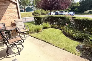 174 E Springbrook Dr, Bloomingdale, IL 60108 - Photo 3