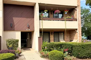 174 E Springbrook Dr, Bloomingdale, IL 60108 - Photo 1