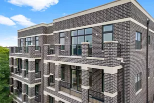 5689 N Lincoln Ave, Chicago, IL 60659 - Photo 1