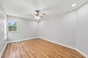 2018 Quaker Hollow Ln, Streamwood, IL 60107 - Photo 15