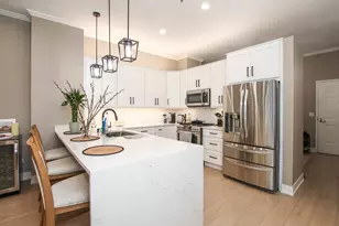 340 W Superior St, Chicago, IL 60654 - Photo 3