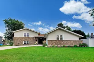 2307 N Kennicott Dr, Arlington Heights, IL 60004 - Photo 1