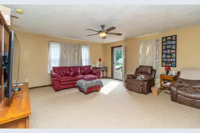210 E Greenview Avenue, Machesney Park, IL 61115 - Photo 5