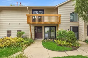 43 Constitution Ct, Vernon Hills, IL 60061 - Photo 1