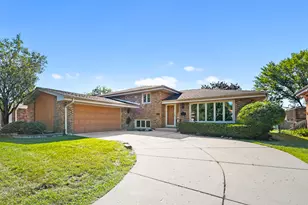 568 N Plamondon Dr, Addison, IL 60101 - Photo 1