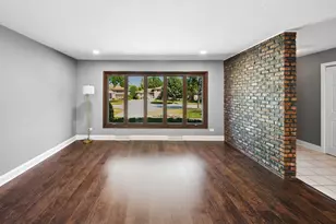 568 N Plamondon Dr, Addison, IL 60101 - Photo 7