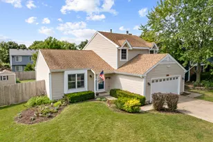 1102 Amberwood Dr, Crystal Lake, IL 60014 - Photo 1
