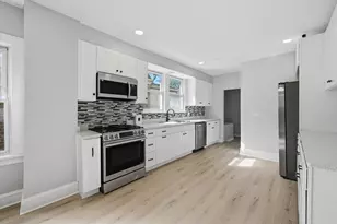 8352 S Phillips Ave, Chicago, IL 60617 - Photo 9