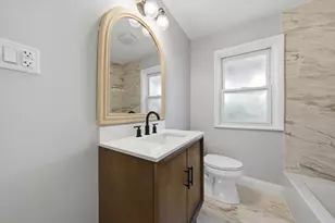 8352 S Phillips Ave, Chicago, IL 60617 - Photo 13