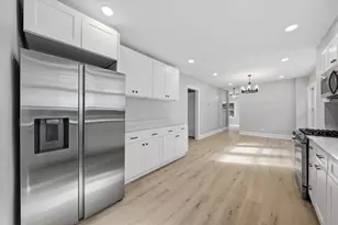 8352 S Phillips Ave, Chicago, IL 60617 - Photo 7