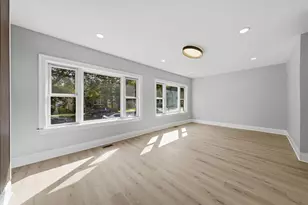 8352 S Phillips Ave, Chicago, IL 60617 - Photo 3