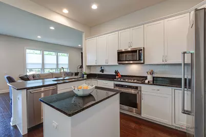 335 Camberley Lane, Lincolnshire, IL 60069 - Photo 9