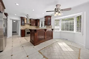 6342 Martin Dr, Willowbrook, IL 60527 - Photo 5