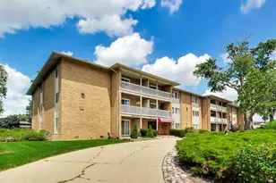 960 Beau Dr, Des Plaines, IL 60016 - Photo 1