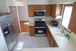 214 Magnolia Dr, North Aurora, IL 60542 - Photo 3