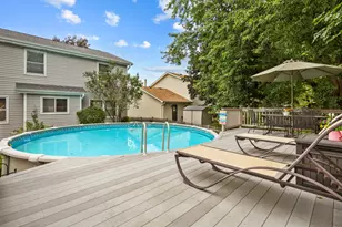 717 S Point Dr, Schaumburg, IL 60193 - Photo 9