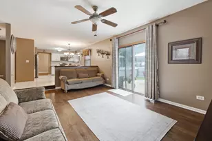 717 S Point Dr, Schaumburg, IL 60193 - Photo 17