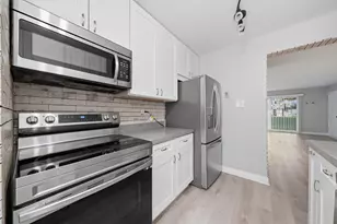 9386 Bay Colony Dr, Des Plaines, IL 60016 - Photo 7