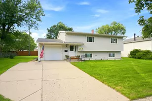 652 Sussex Ln, Crystal Lake, IL 60014 - Photo 1
