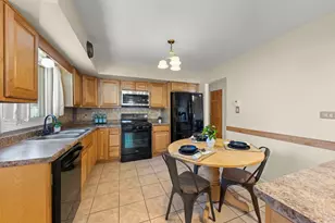 409 Maple Ln, Darien, IL 60561 - Photo 7