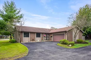 560 Lakeview Ct, Roselle, IL 60172 - Photo 1