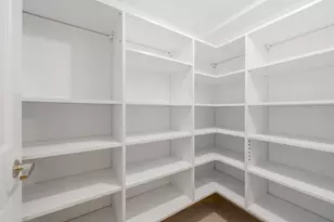 1017 W Dakin St, Chicago, IL 60613 - Photo 13