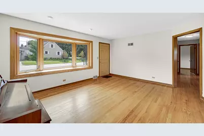 201 N Elmhurst Avenue, Mount Prospect, IL 60056 - Photo 3