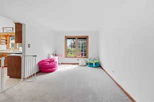 655 Crest Dr, Cary, IL 60013 - Photo 7
