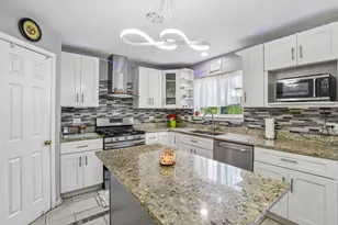5645 Savoy Dr, Lake in the Hills, IL 60156 - Photo 9