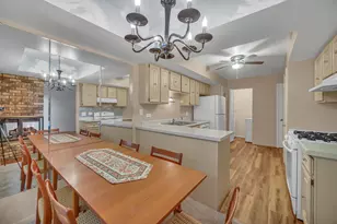 640 Burgundy Ct, Elk Grove Village, IL 60007 - Photo 7