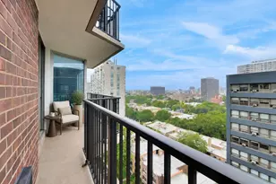 4170 N Marine Dr, Chicago, IL 60613 - Photo 3