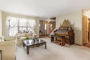 1121 Russetwood Ct, Wheeling, IL 60090 - Photo 5