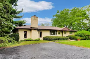 1880 Maple Ave, Downers Grove, IL 60515 - Photo 3