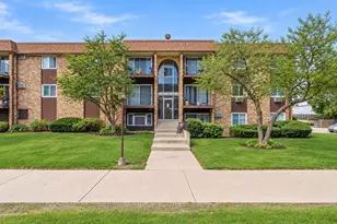 705 Heritage Dr, Hoffman Estates, IL 60169 - Photo 1