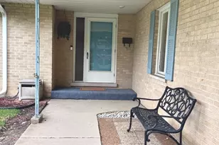 1610 E Dogwood Ln, Mount Prospect, IL 60056 - Photo 3