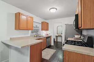 905 Stratford Dr, Champaign, IL 61821 - Photo 9