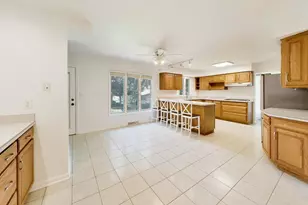 10S324 Hampshire Ln, Willowbrook, IL 60527 - Photo 15