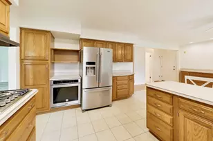 10S324 Hampshire Ln, Willowbrook, IL 60527 - Photo 13