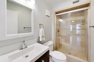 201 E Chestnut St, Chicago, IL 60611 - Photo 15