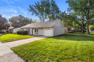 2903 Sangamon Dr, Champaign, IL 61821 - Photo 3