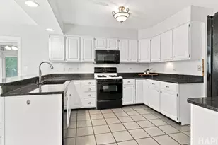 22 Bruce Cir N, Hawthorn Woods, IL 60047 - Photo 7
