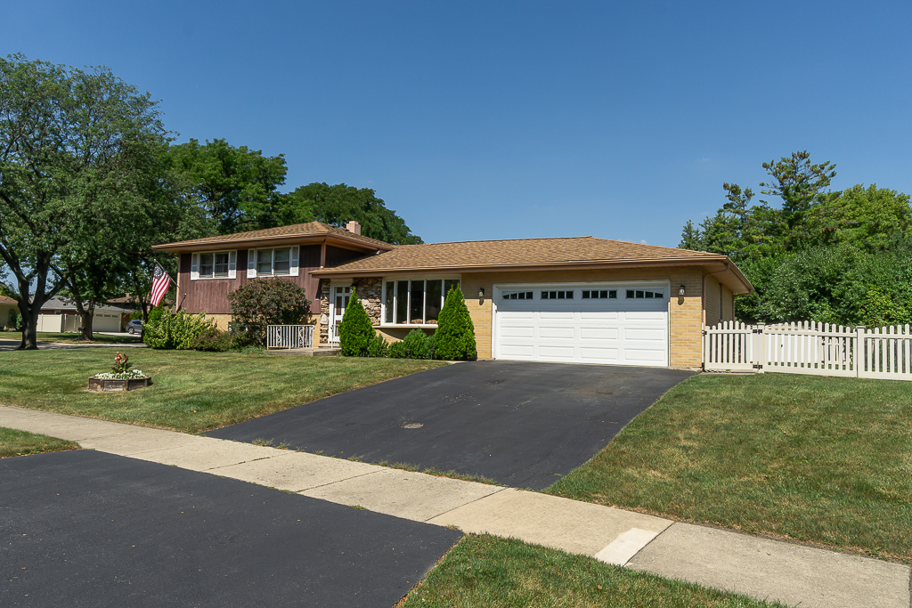 1101 N Millns Ln, Addison, IL 60101 - MLS 12755032 - Coldwell Banker