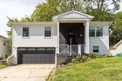 690 Macarthur Drive, Buffalo Grove, IL 60089 - Photo 1