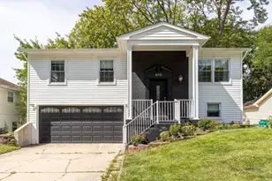 690 MacArthur Dr, Buffalo Grove, IL 60089 - Photo 1